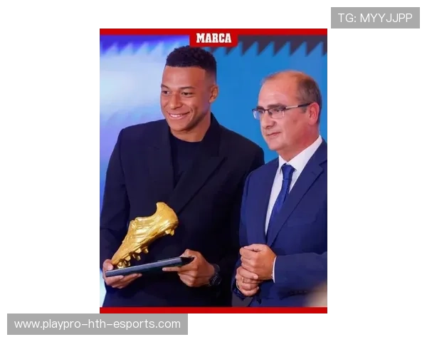 姆巴佩赛后帮助伤员上台领奖，绅士气质圈粉