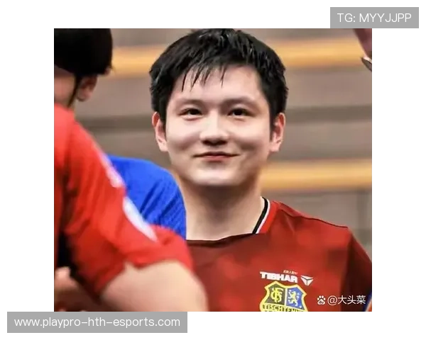 多特蒙德教练为樊振东找机会合影，现场氛围温馨，多特蒙德新教练